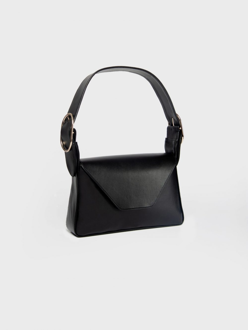 Le poche 01 the daily bag black in three-quarter view