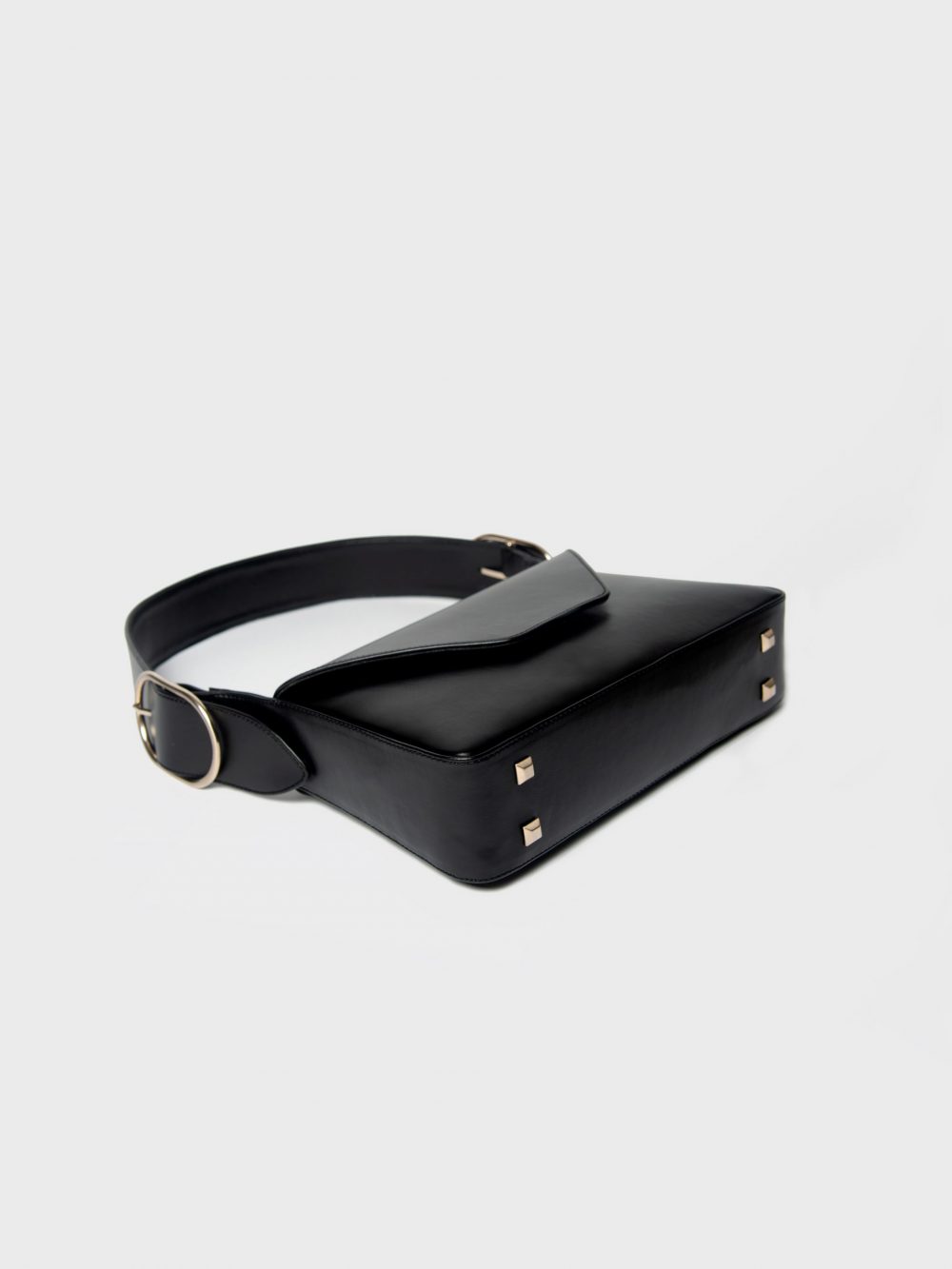 Le poche 01 the black daily bag lying view