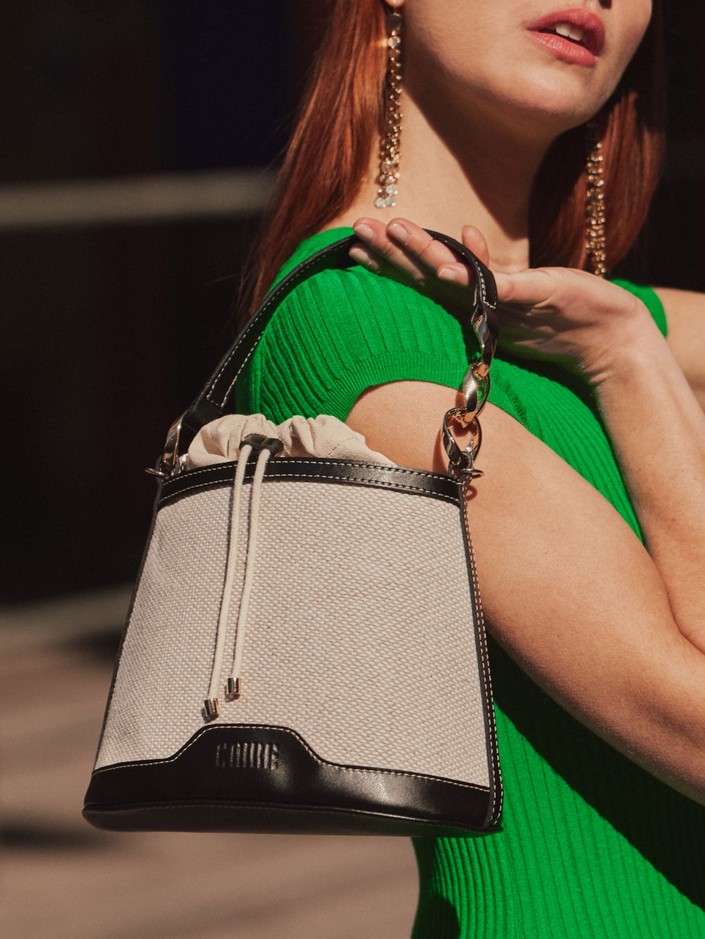 Femme portant un sac de ville écoresponsable CAIRE, sac à bandoulière Turbigo tendance 2022.